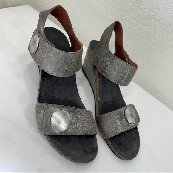 Taos carousel leather wedge Velcro button strap sandals size 42 - Picture 2 of 7